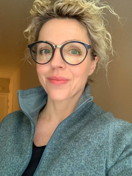 Sarah leaving a review for the process she had with mail gold online 